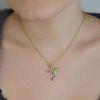 Subtelna zawieszka złota Koliber próby 585 z kolorową emalią. Wymiary 2,6×2,0 cm, waga 0,53 g. Idealna jako prezent lub element codziennej biżuterii (2).JPG